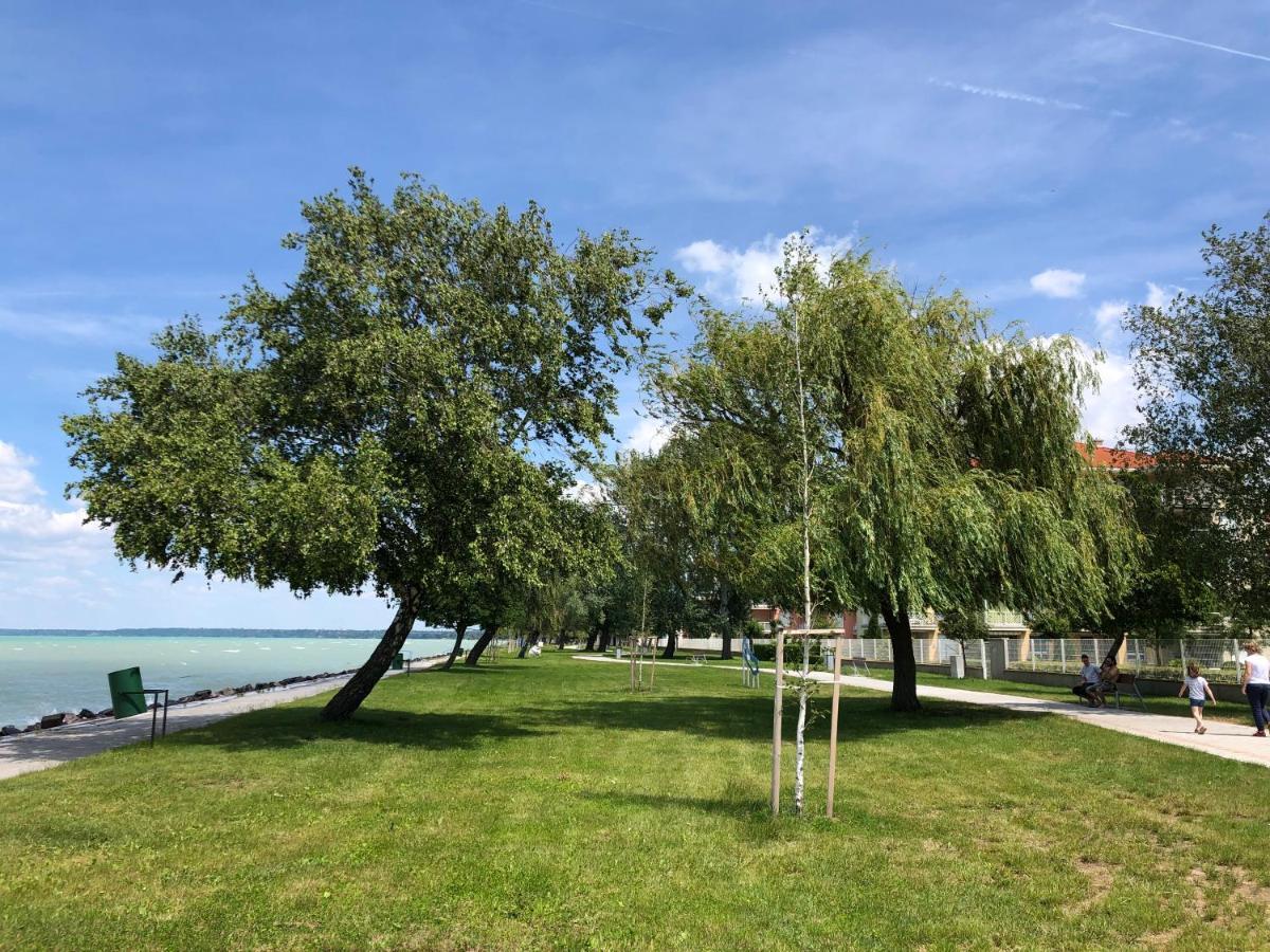 Siofoki Vizparti Nyaralo - Lakeside Apartment Екстериор снимка